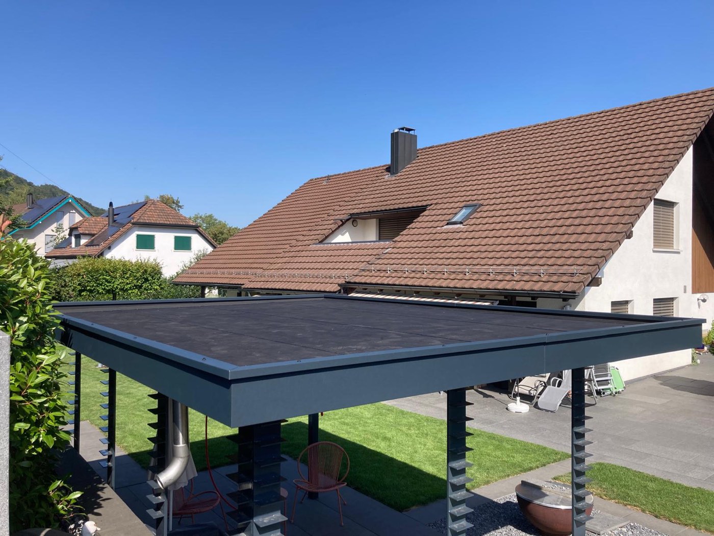 Flachdach eines Carports mit sauberem Dachrandblech
