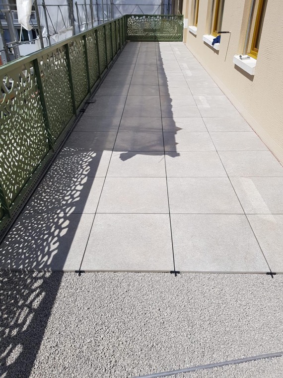 Abgedichtete Terrasse mit Plattenbelag